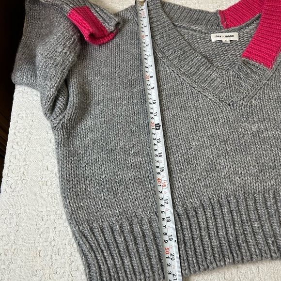 Day & Moon Gray and Pink V-Neck Sweater Size Medium - Picture 9 of 10